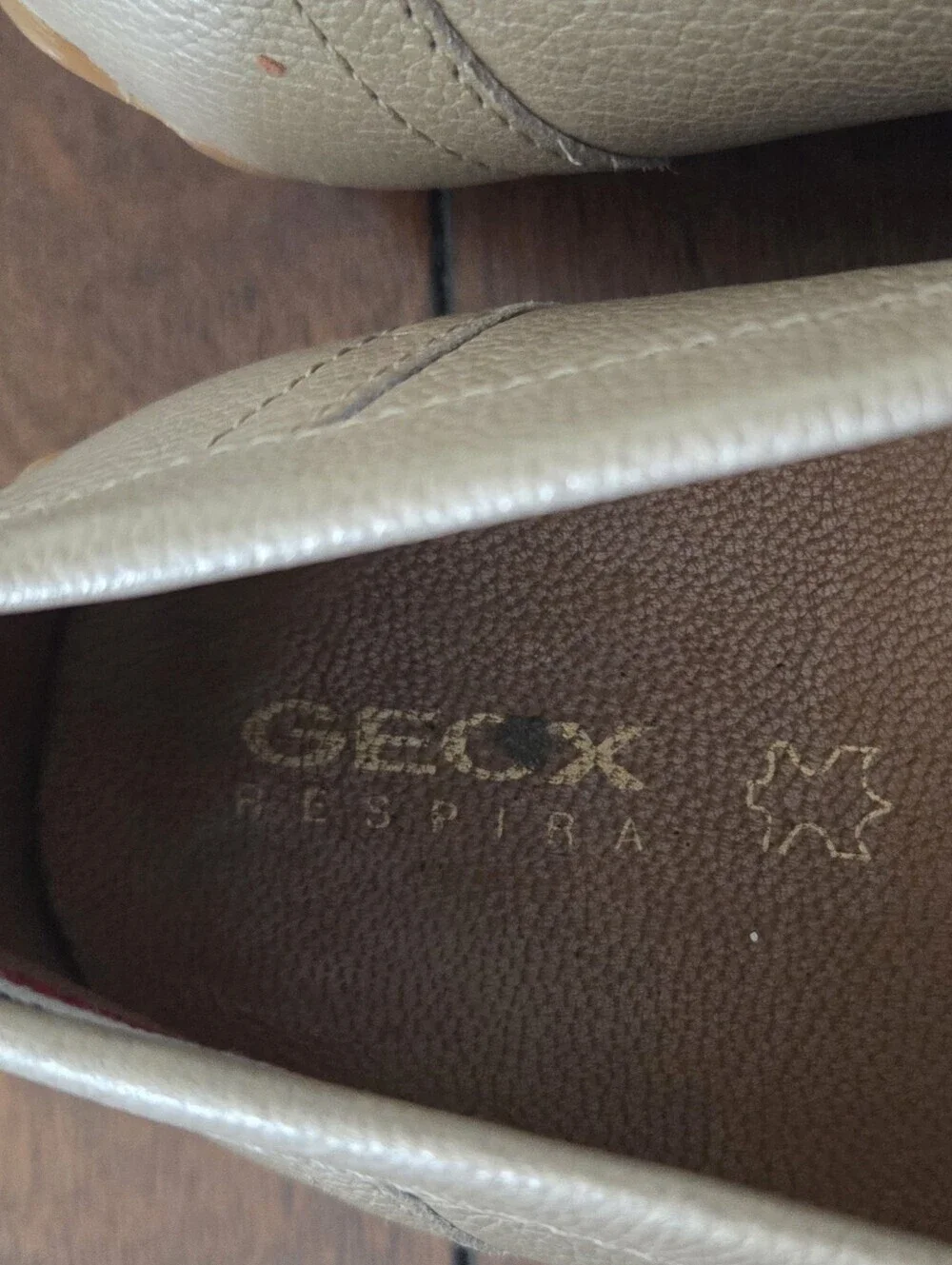 Geox Kosmopolis Gold Leather Penny Loafers Size 39 (US 8-8.5) Missing Insole!